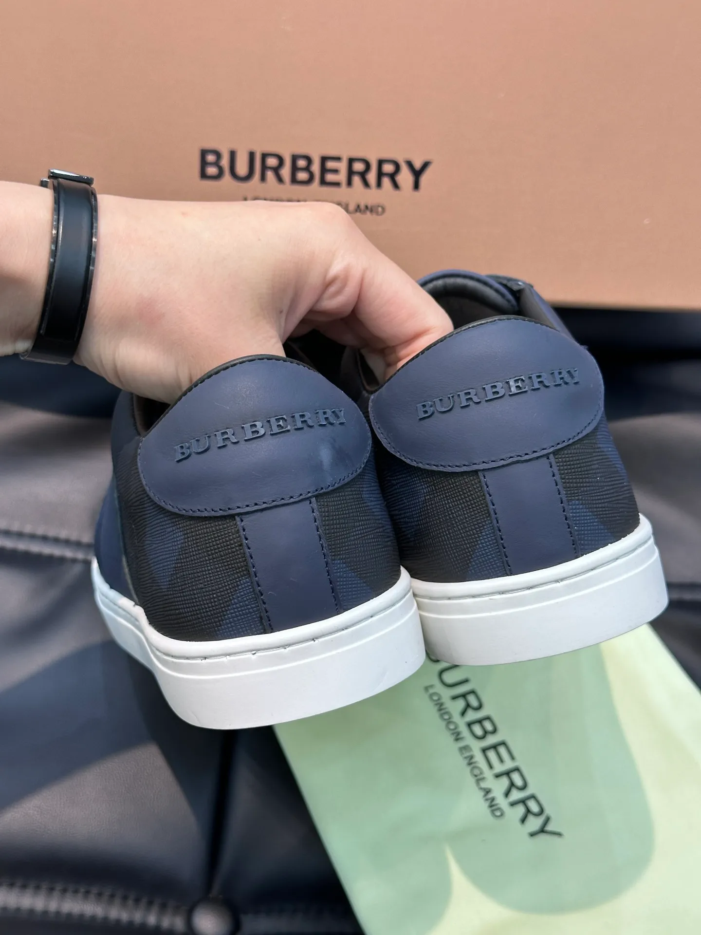 ¥380 B's men's classic low-top sneakers are reinterpreted in Vintage plaid cotton material and decorated with a new brand logo. First-layer cowhide lining, embossed Burberry logo on the heel, and original TPU outsole! Size: 38-44 (45 46 customized)